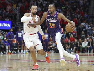 网友喷KD是球队毁灭者 吃一半空间打的跟屎一样就跑KD：拉黑