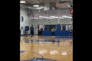 manbetx万博-搞点乐子 弗拉格训练中对着空气示意拉开空间让他单挑