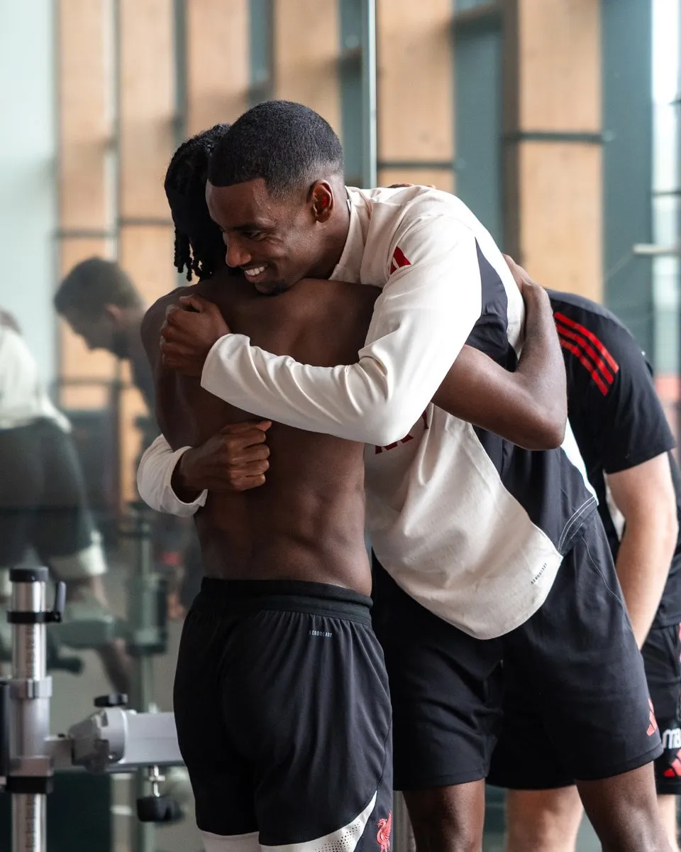 manbetx万博-新人入队，利物浦官方发布弗林蓬与伊萨克互动照片