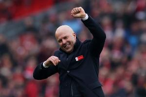 万博体育-斯洛特：不想多谈塔科夫斯基只吃黄牌 若塔的进球非常精彩